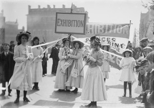 Christina Broom (1862-1939), Jeunes suffragettes faisant la promotion de l’exposition de la Women’s 